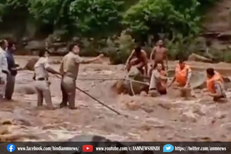 पुलिस ने जान पर खेलकर बचाई दो लोगों की जान