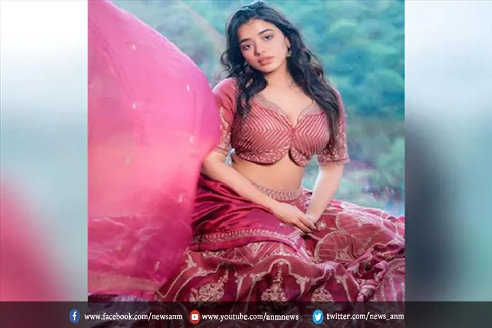 प्याजी कलर के लहंगे में केतिका शर्मा लगी बेहद खूबसूरत