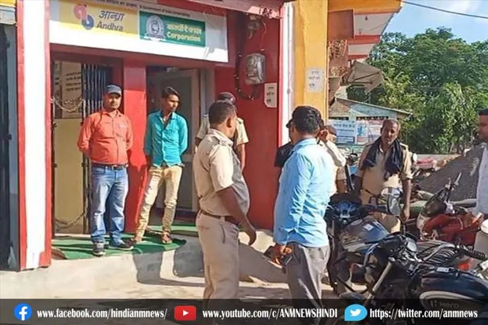 दिनदहाड़े बैंक के सामने से आठ लाख रुपए लूट