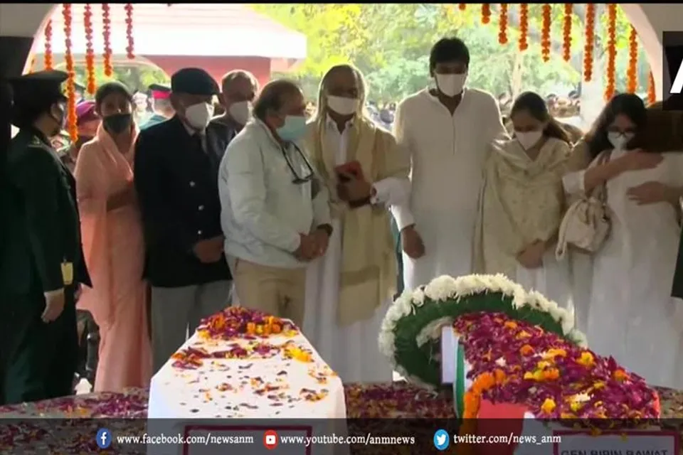 श्मशान घाट पर पुष्कर सिंह धामी भी पहुंचे