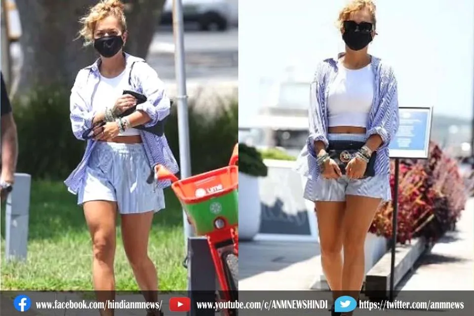 व्हाइट क्रॉप टॉप और ब्लू शॉर्ट्स में रीटा ओरा की फोटोज फैंस खूब लाइक कर रहे