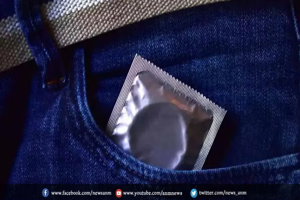 लोगों के बीच फ्री में बांटे जा रहे हैं कंडोम