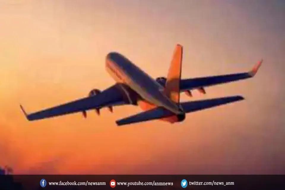 उड़ते हुए विमान के ऊपर गिरी बर्फ की सिल्ली