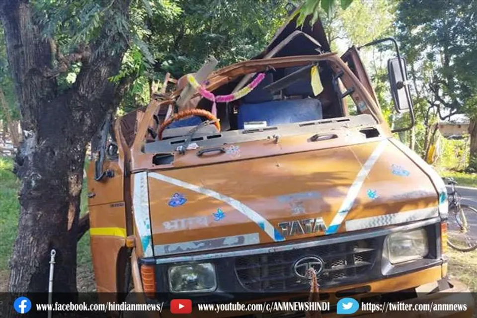 मजदूरों से भरा ट्रक पेड़ से टकराया