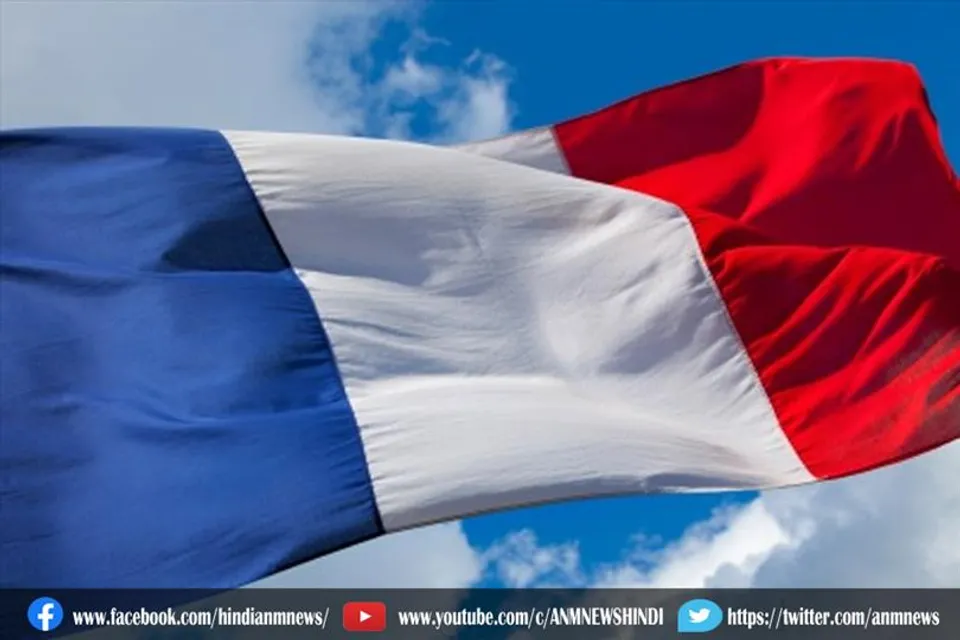 फ्रांस ने चुपचाप बदल दिया झंडे का रंग