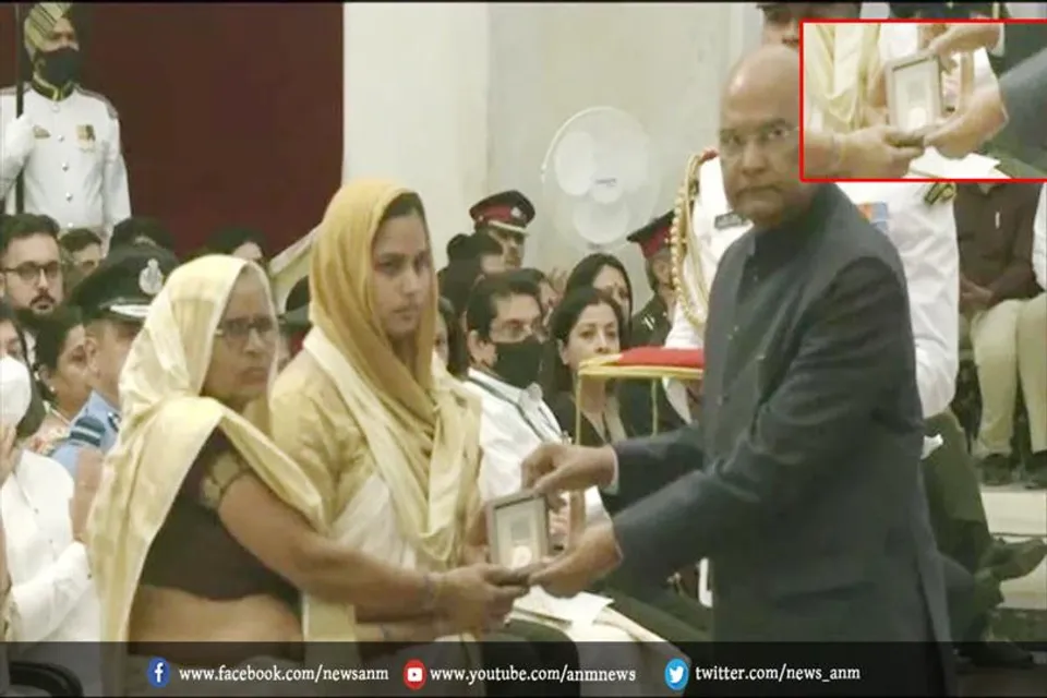 शहीद विकास कुमार की पत्नी-मां को राष्ट्रपति ने शौर्य चक्र प्रदान किया
