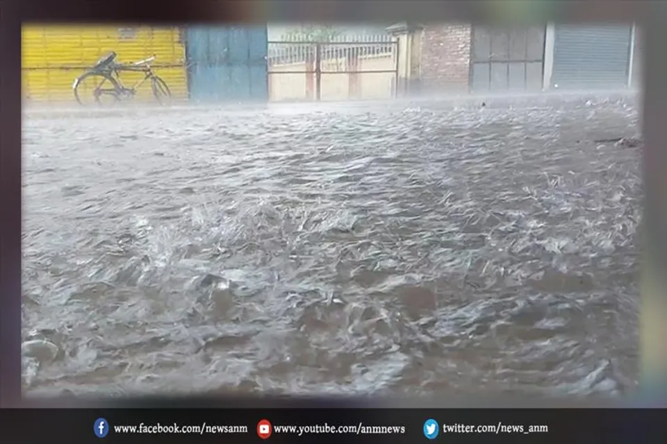 सड़कों पर लबालब पानी भरा