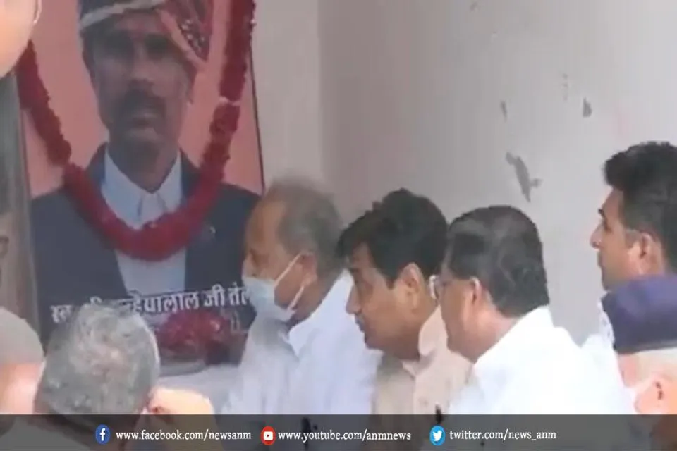 सीएम ने कन्हैयालाल के परिवार को सौंपा चेक