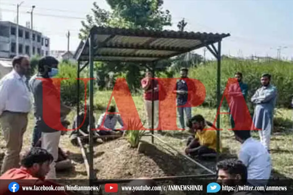 गिलानी के शव को पाकिस्तान के झंडे में लपेटा गया और भारत विरोधी नारेबाजी पर सरकार सख्त