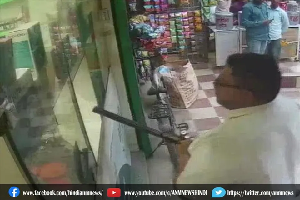 दवा की उधारी पैसे मांगे जाने पर युवक ने तान दी राफइल