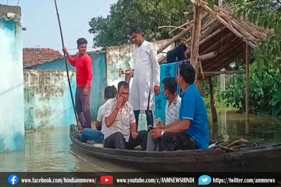 बाढ़ आने कारण पूरा गांव पानी-पानी