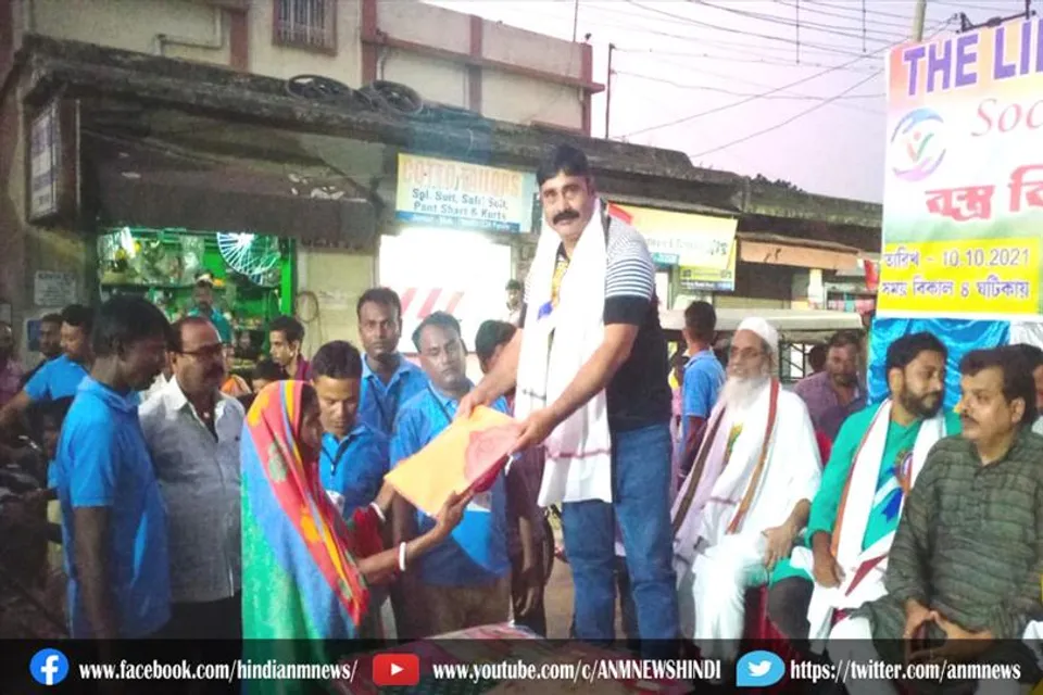 द लाइफ फाउंडेशन ने महिलाओं को बांटी साड़ी