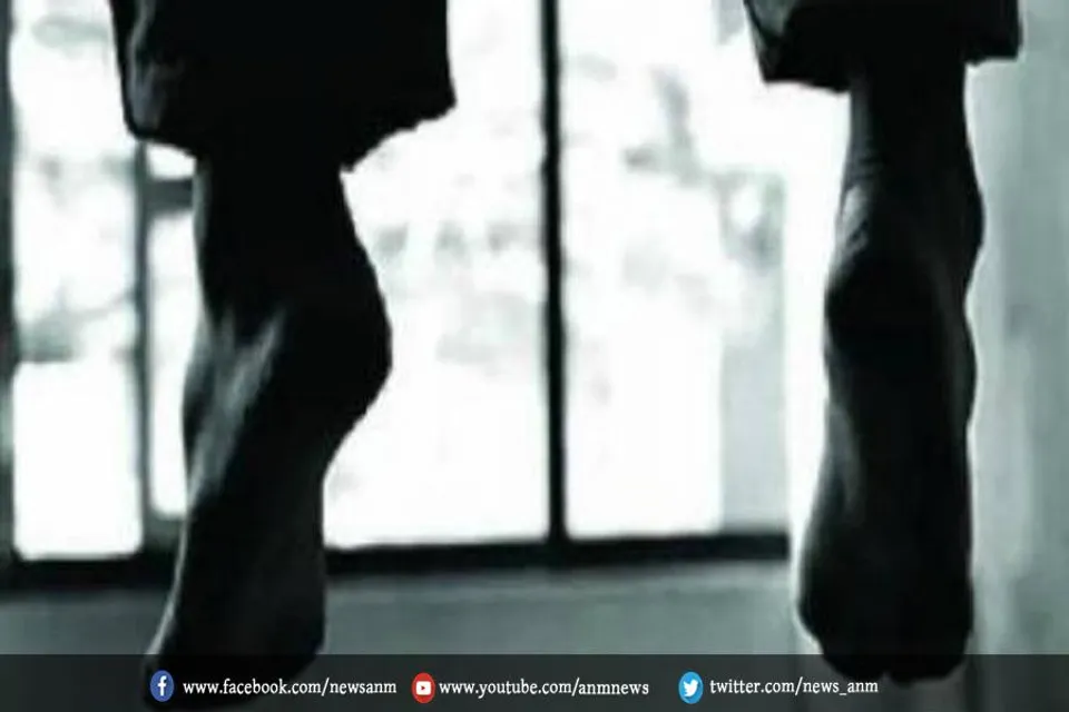 फंदे से लटका मिला युवक का शव