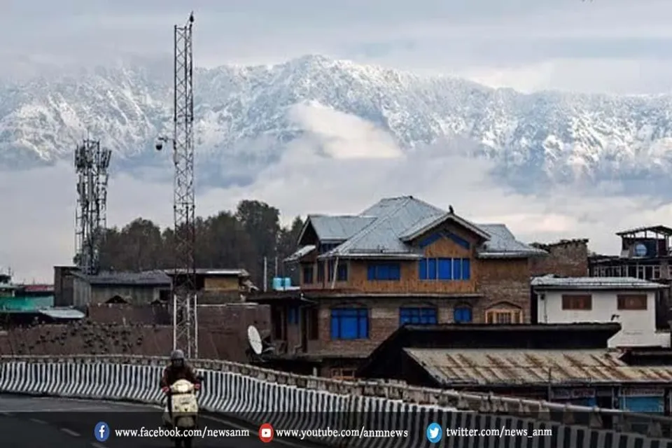 पहाड़ी से रुक-रुक कर गिर रहे हैं पत्थर, क्या हैं वजह ?