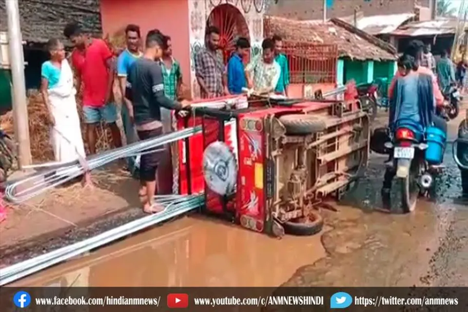 पांडबेश्वर रेलवे स्टेशन रोड की हालत जर्जर, हादसे से बचा टोटो चालक