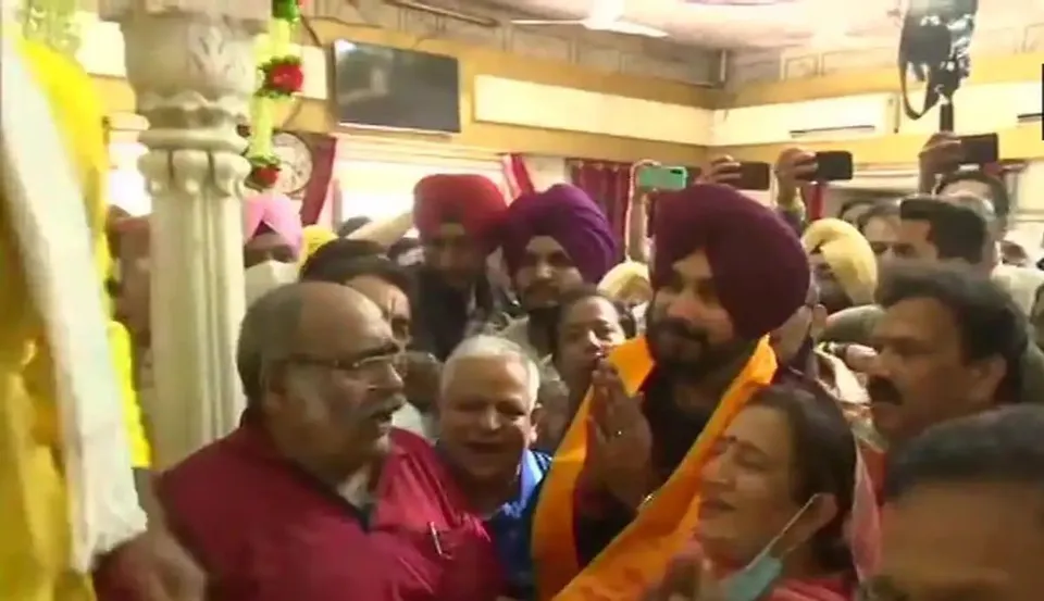 पंजाब कांग्रेस अध्यक्ष ने 62 विधायकों के साथ स्वर्ण मंदिर में टेका मत्था