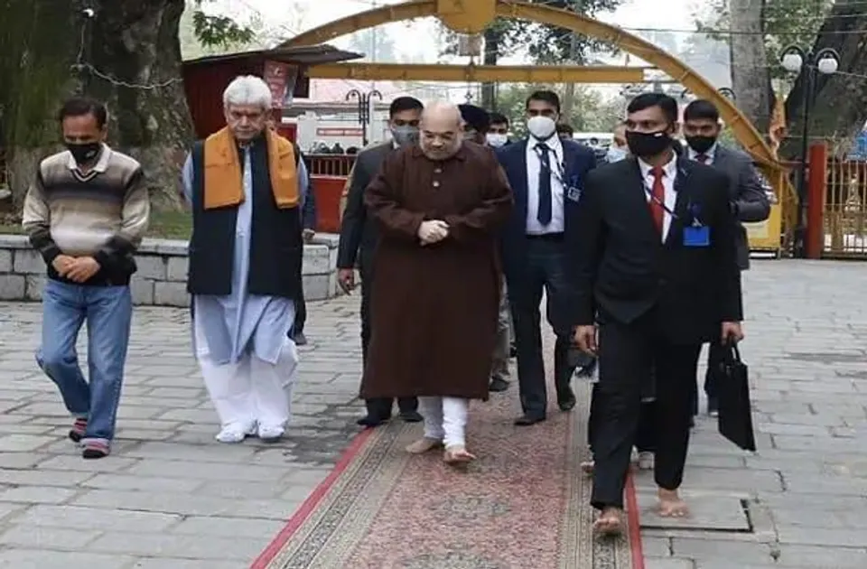 अचानक अमित शाह ने मंच से हटवाई बुलेट प्रूफ ग्लास शील्ड