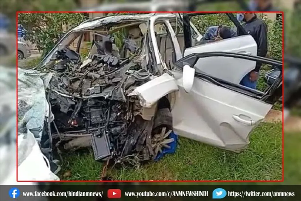 ऑडी कार बिजली खंबे से टकराई, 7 लोगों की मौत
