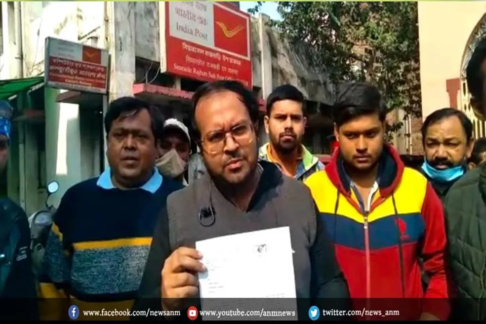 बांगला पख्खो की तरफ से रानीगंज के सियारसोल डाकघर के पोस्ट मास्टर को ज्ञापन सौंपा