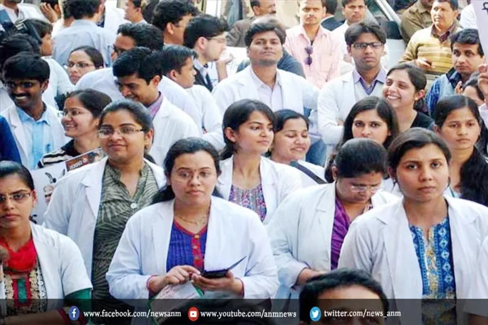 गुजरात के अनिश्चितकालीन हड़ताल पर गए इतने हजार डॉक्टर