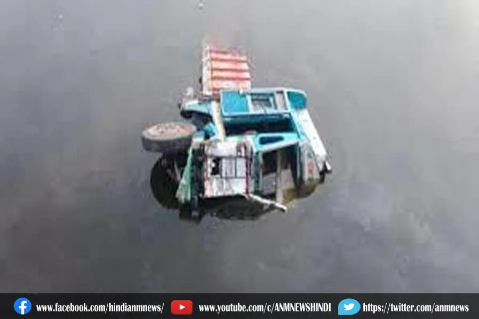 रेलिंग तोड़कर नदी में जा गिरी लॉरी