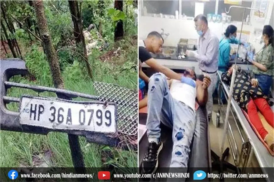 सड़क पर अनियंत्रित होकर खाई में गिरी कार