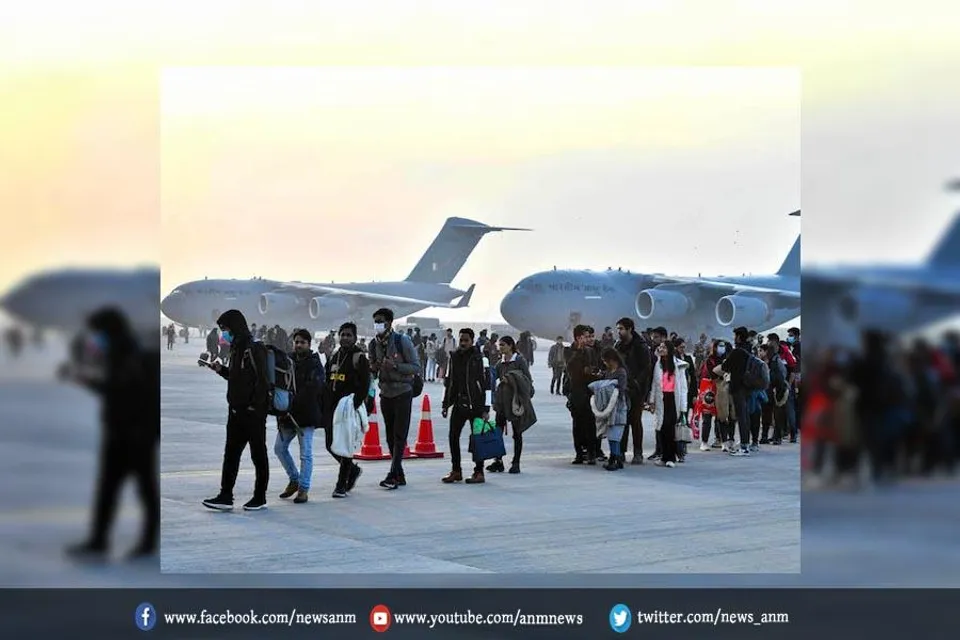213 भारतीय छात्रों को लेकर उतरा वायु सेना का विमान