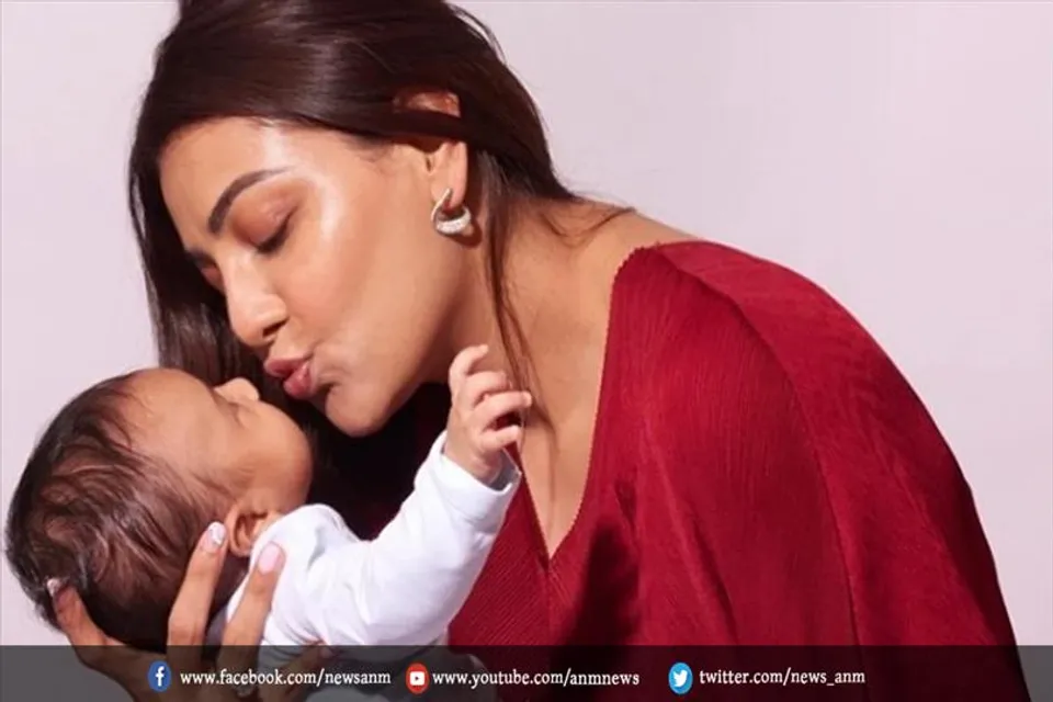 एयरपोर्ट पर पहली बार कैप्चर हुआ काजल के लाडले का चेहरा