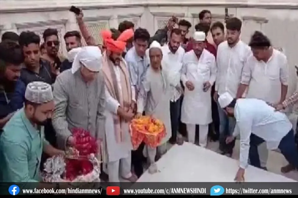 औरंगजेब की कब्र यात्रा को लेकर विवाद