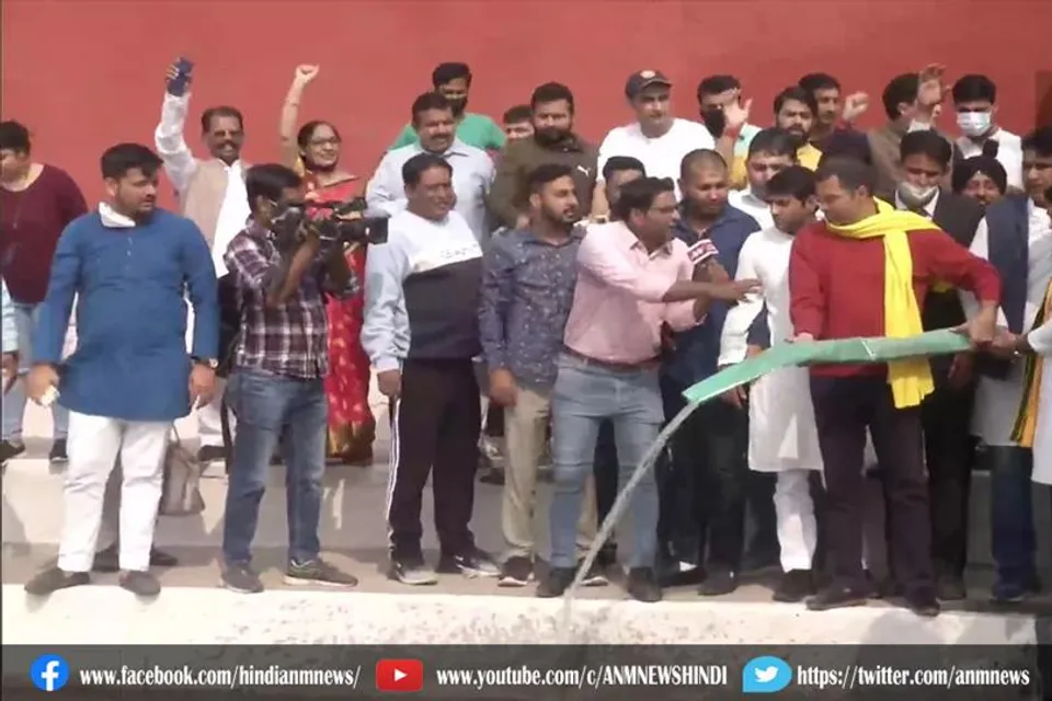 घाट पर बेरिकेड तोड़कर छठ मनाने पहुंचे बीजेपी नेता