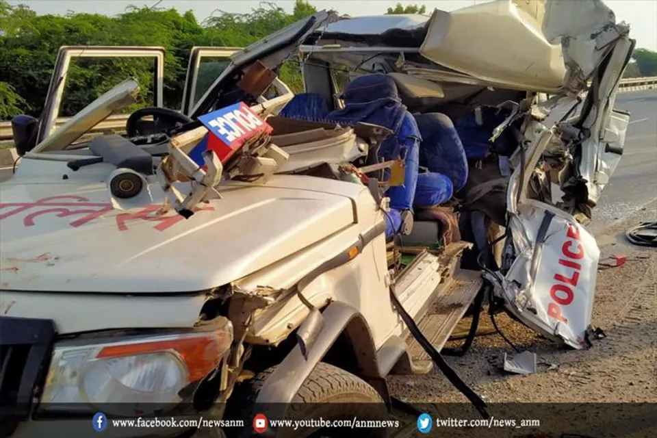 पुलिस गाड़ी हुआ हादसे का शिकार