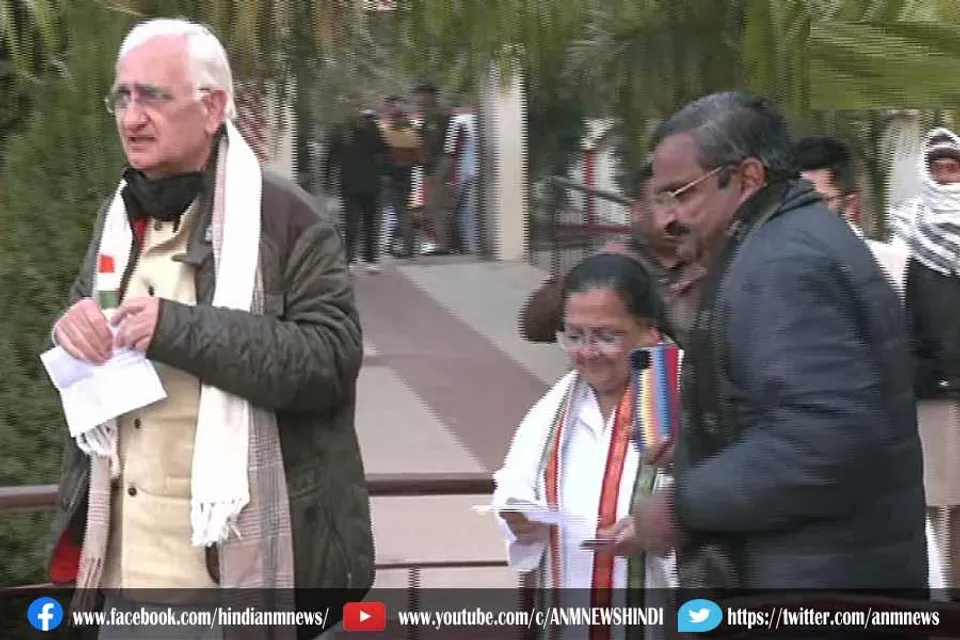 कांग्रेस नेता सलमान खुर्शीद और उनकी पत्नी ने डाला वोट