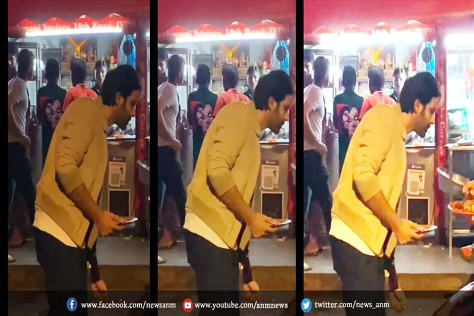 स्ट्रीट फूड के मज़े लेते दिखे कार्तिक