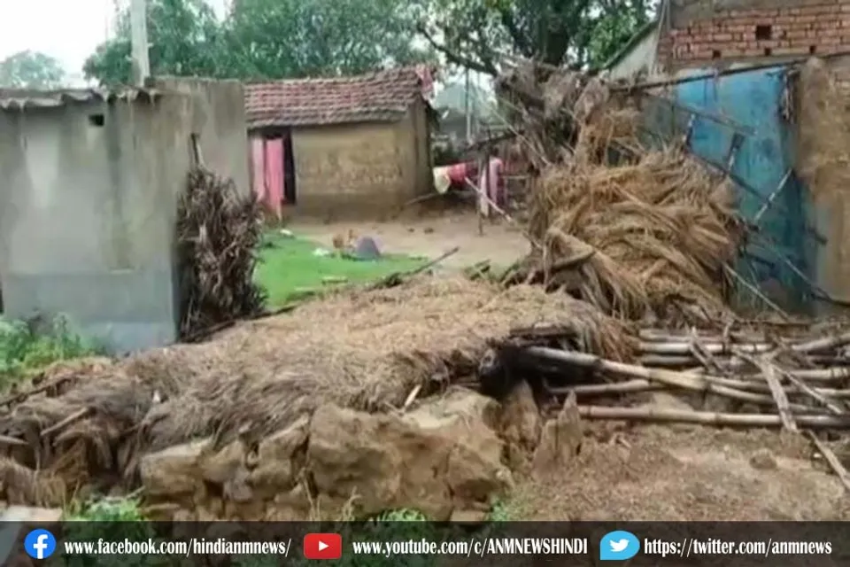 भारी बारिश के कारण मिट्‌टी का घर हुआ ध्वस्त