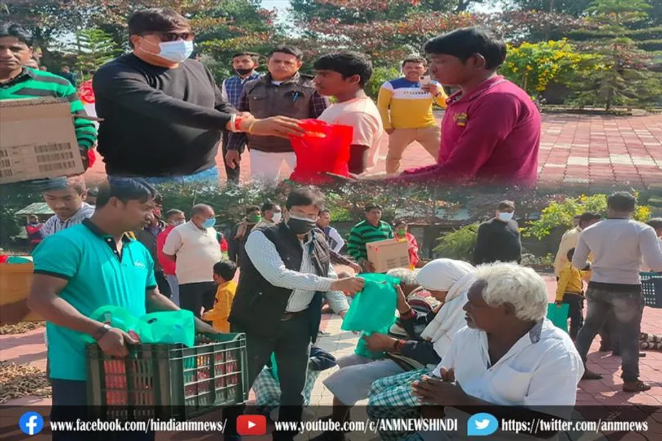 तृणमूल की स्थापना दिवस के अवसर पर कुष्ट रोगियों में टिफिन वितरण
