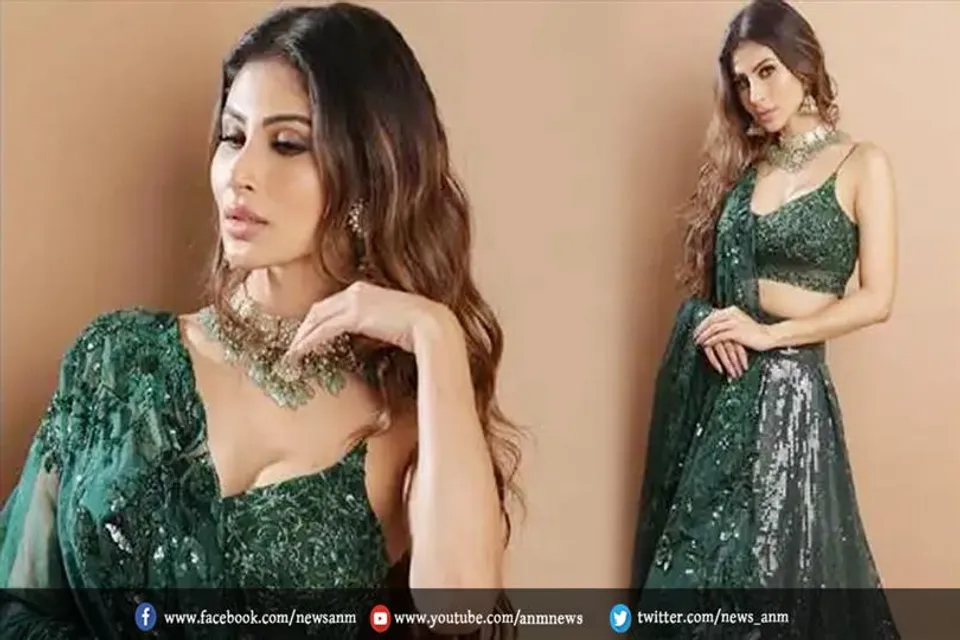 मौनी ने अपनी कातिल अदाओ से गिराया बिजली