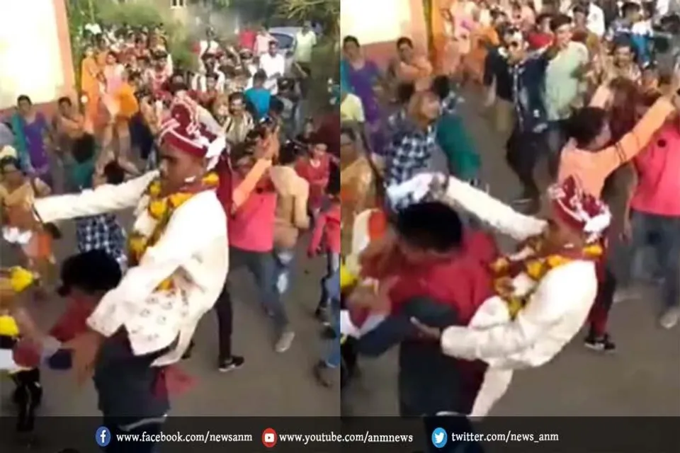 दूल्हे ने दोस्त के कंधे पर बैठकर किया डांस