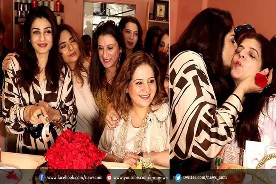 VIDEO: रवीना ने काटा अपना 49वां बर्थडे केक