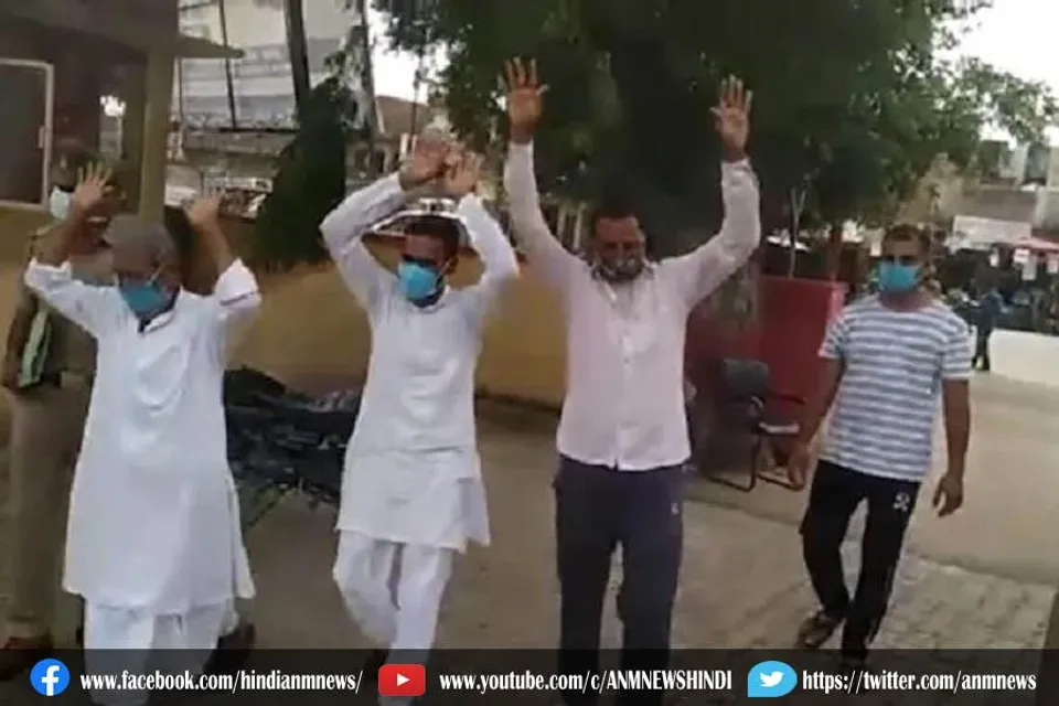 यूपी पुलिस का खौफ: हाथ उठाकर गैंगस्टर्स ने किया सरेंडर