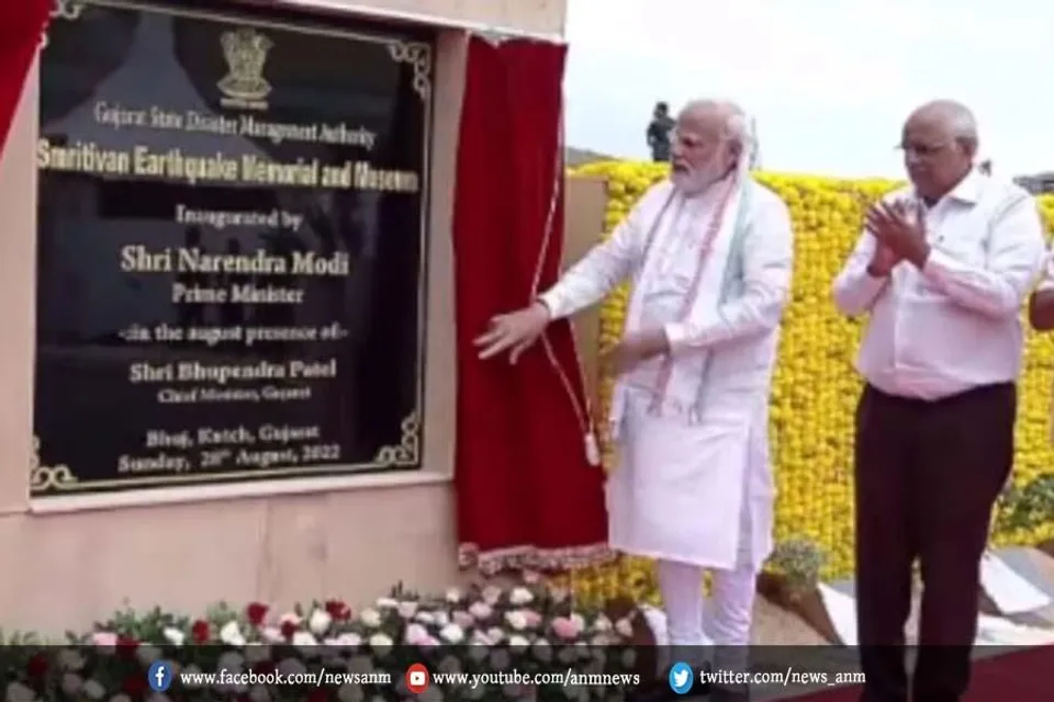 PM मोदी भुज में रोड शो के साथ स्मृति वन भूकंप संग्रहालय का किया उद्घाटन