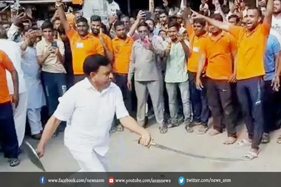 वित्त मंत्री ने दिखाया तलवारबाजी का करतब, वीडियो हो रहा है वायरल