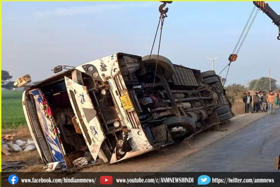 भोपाल से उज्जैन जा रही चार्टर बस हुई दुर्घटनाग्रस्त