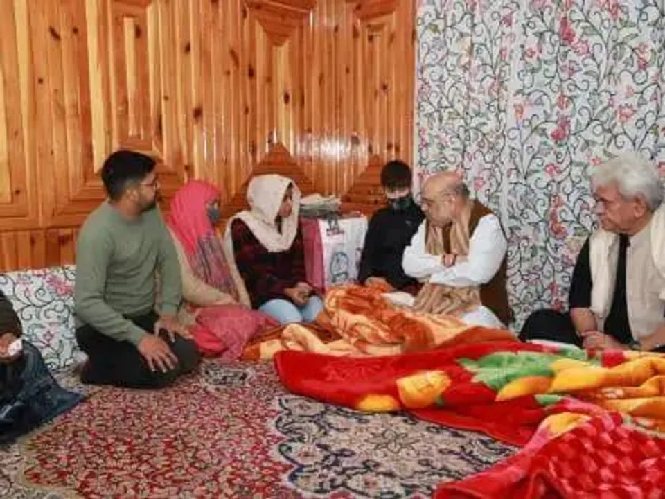 शहीद अधिकारी परवेज अहमद के परिजन से मिले गृह मंत्री अमित शाह