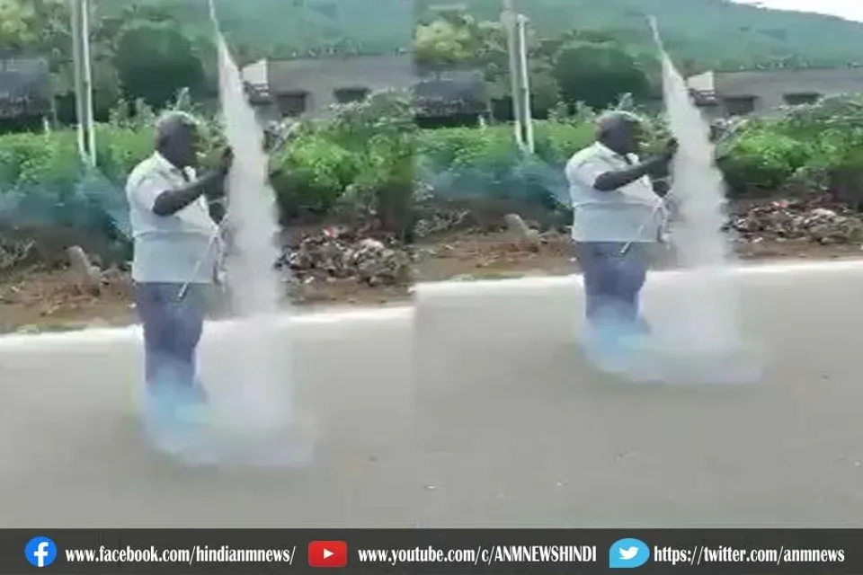 VIDEO: मुंह में सिगरेट दबाकर उसकी चिंगारी से छोड़ रहे रॉकेट