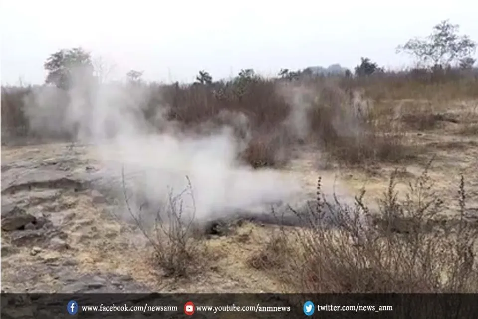 जमीन के निचे से अचानक निकला धुआं