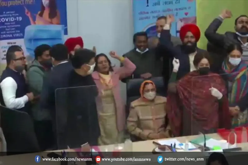 पुलिस ने जबरदस्ती हटाए आप पार्षद