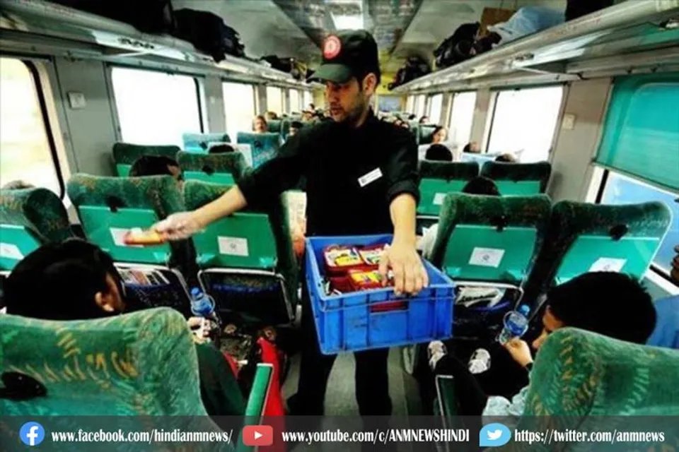 ट्रेनों में पकाए गए भोजन की अनुमति देने का एलान किया है