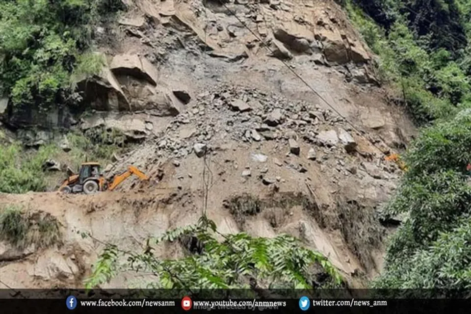 भूस्खलन के खतरे से परिवारों का स्थानांतरण