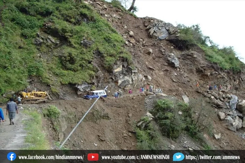 भूस्खलन की चपेट में आने से आठ लोगों की मौत
