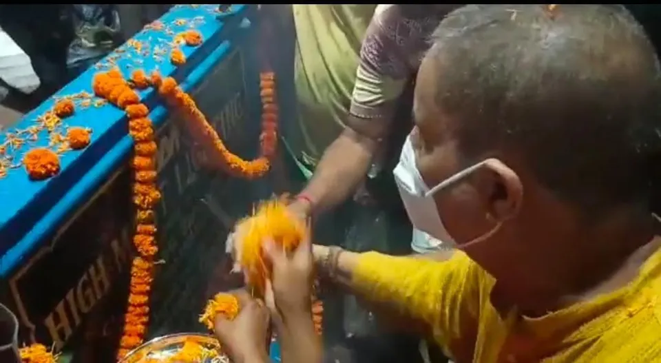 विधायक तापस बैनर्जी ने हाई मास्ट लाइट का उद्घाटन किया